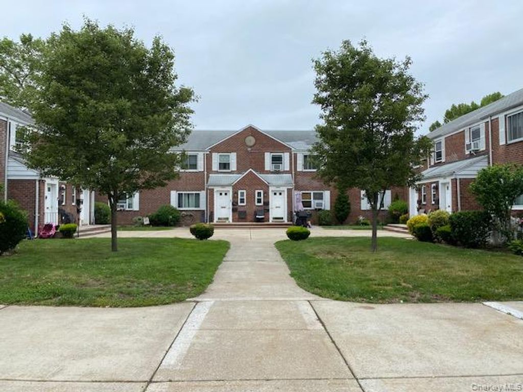 Photo of 254-25 75th Avenue #2nd fl, Glen Oaks, NY 11004 (MLS # 1003749)