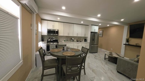 Apartment For Rent - 124-05 Jamaica Avenue #2F<br/> Queens County, Richmond Hill, NY 11418