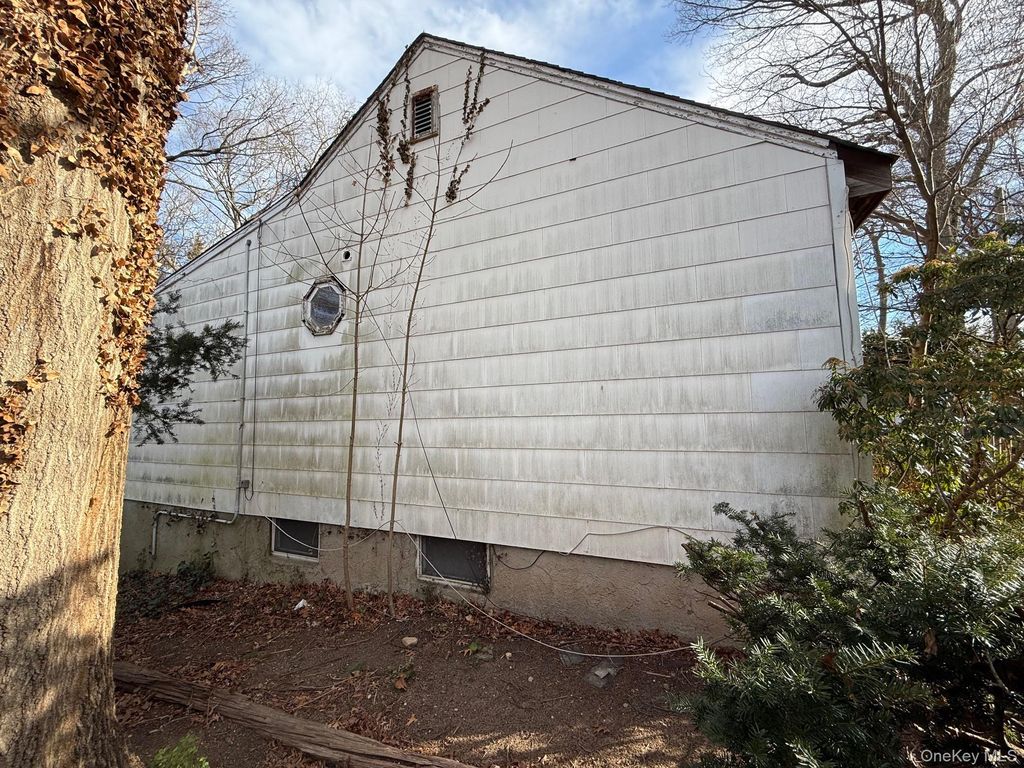 Photo of 33 Roxbury Street, Huntington Station, NY 11746 (MLS # 943925)