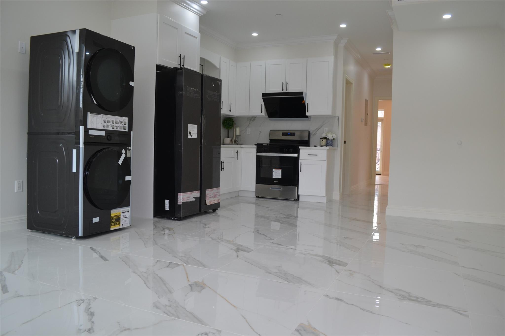 New York, New York 11365, United States, 3 Bedrooms Bedrooms, ,2 BathroomsBathrooms,Residential,Active,88115