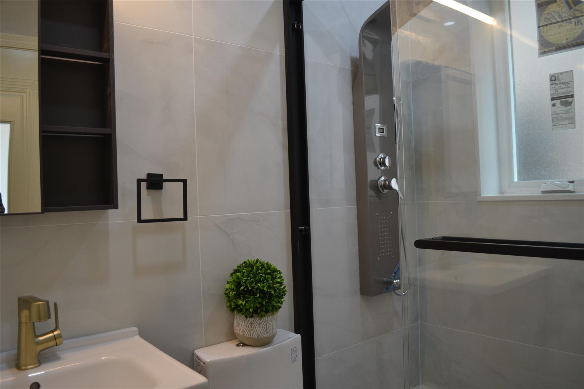 New York, New York 11365, United States, 3 Bedrooms Bedrooms, ,2 BathroomsBathrooms,Residential,Active,88115