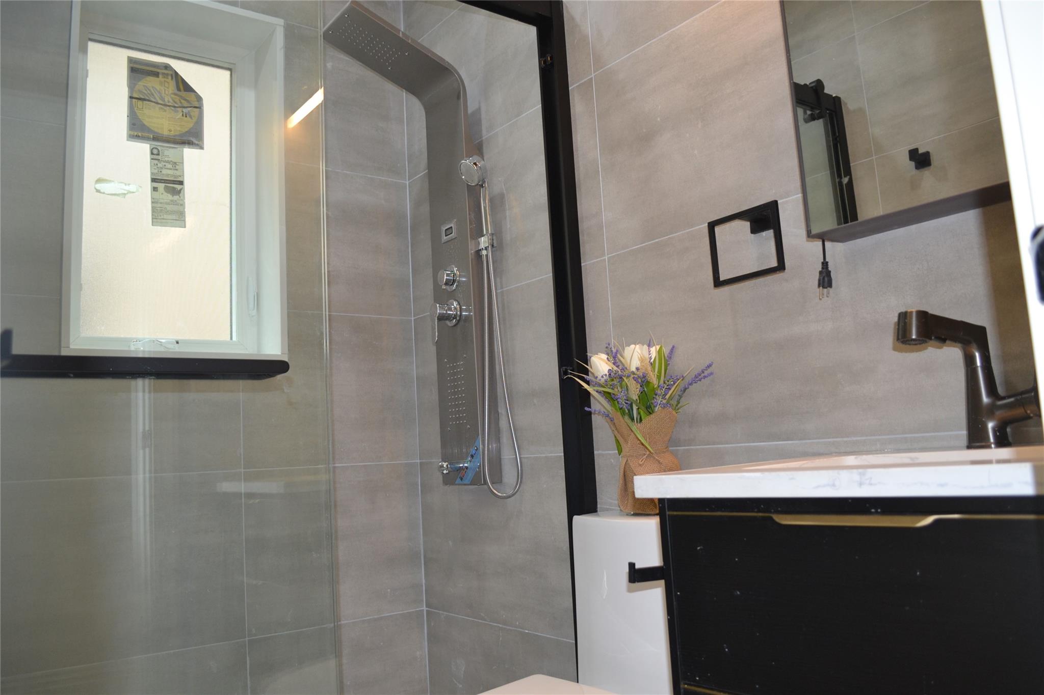 New York, New York 11365, United States, 3 Bedrooms Bedrooms, ,2 BathroomsBathrooms,Residential,Active,88115