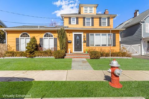 Homes For Sale - 46 Riggs Place<br/> Locust Valley, NY 11560