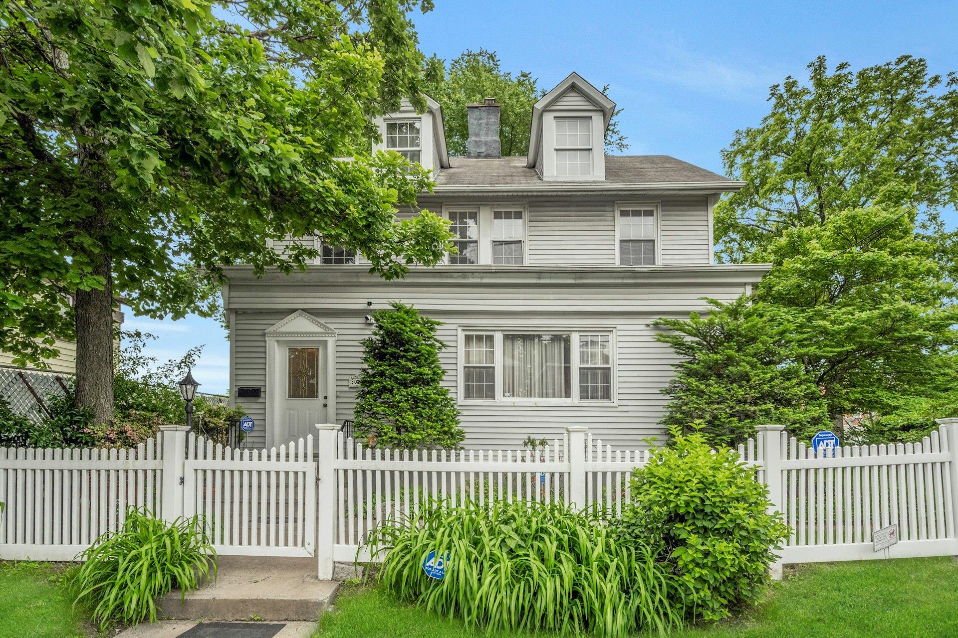 Property for Sale at Baisley Avenue, Bronx, New York - Bedrooms: 4 
Bathrooms: 2 
Rooms: 8  - $899,000