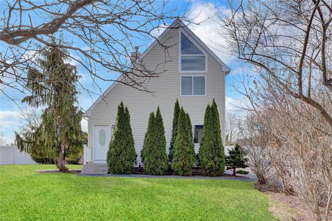 Homes For Sale - 7 Roan Lane<br/> Riverhead, NY 11901