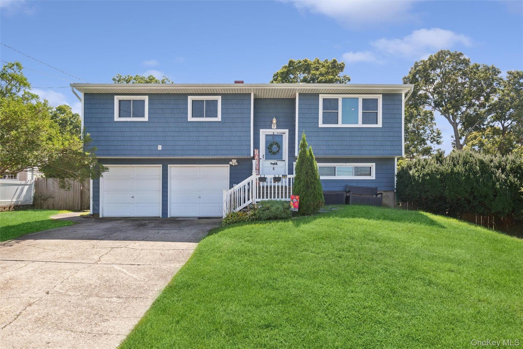 Photo of 6 Rhodes Court, Selden, NY 11784 (MLS # 1047434)