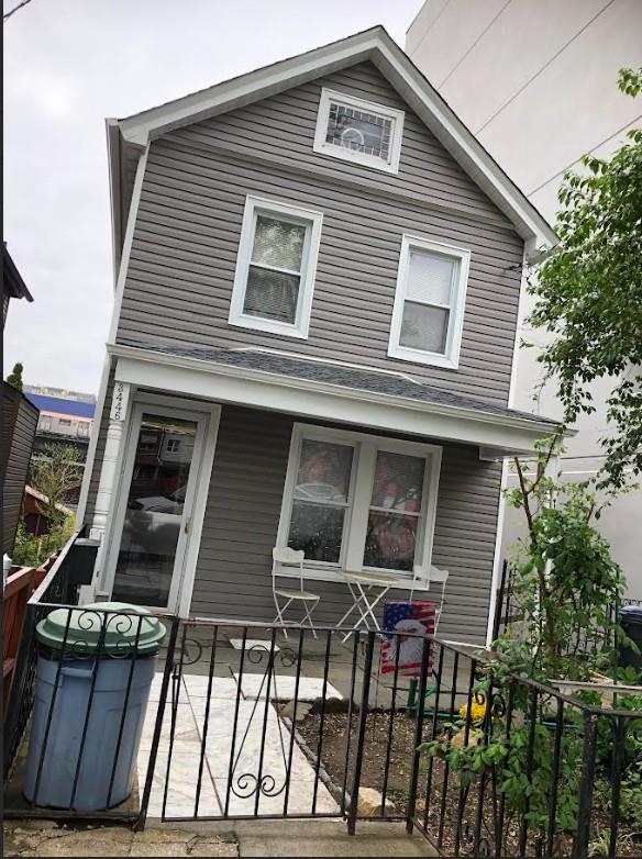 Kingsbridge Avenue, Bronx, New York - 3 Bedrooms  
2 Bathrooms  
6 Rooms - 