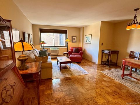 Photo of 100 E Hartsdale Avenue #7RE, Hartsdale, NY 10530 (MLS # 927297)