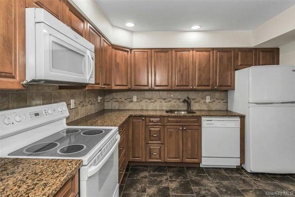 93 PALO ALTO DR, PLAINVIEW, NY 11803 - Image 0cee9ad92c8f23c857f980909d831721/3096826709