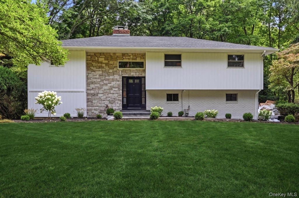 Photo of 10 Moonedge Road, Northport, NY 11768 (MLS # 1046829)