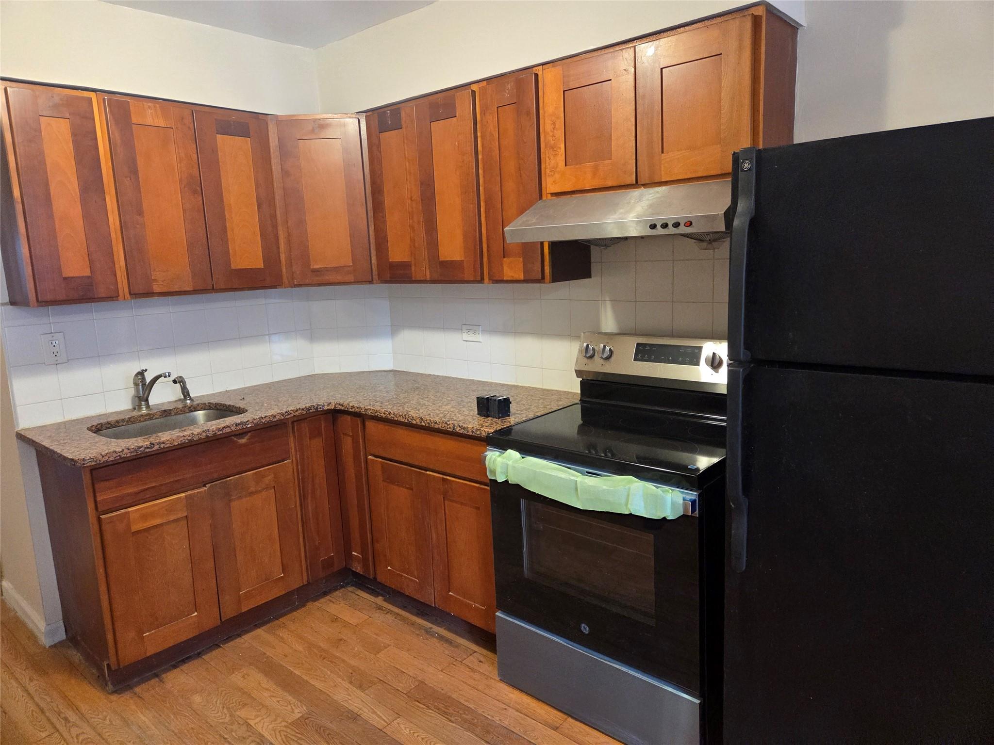 Dexter Court, Woodhaven, Queens, NY - 4 Bedrooms  
2 Bathrooms  
6 Rooms - 