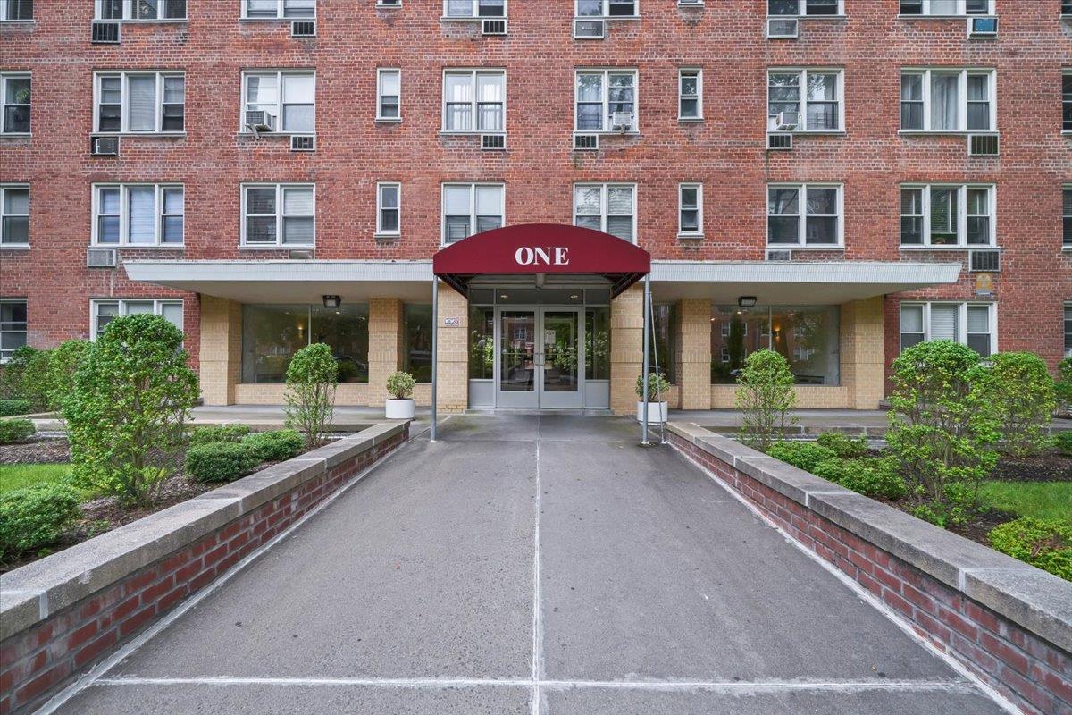 Property for Sale at Sadore Lane 7O, Yonkers, New York - Bedrooms: 3 
Bathrooms: 2 
Rooms: 6  - $400,000