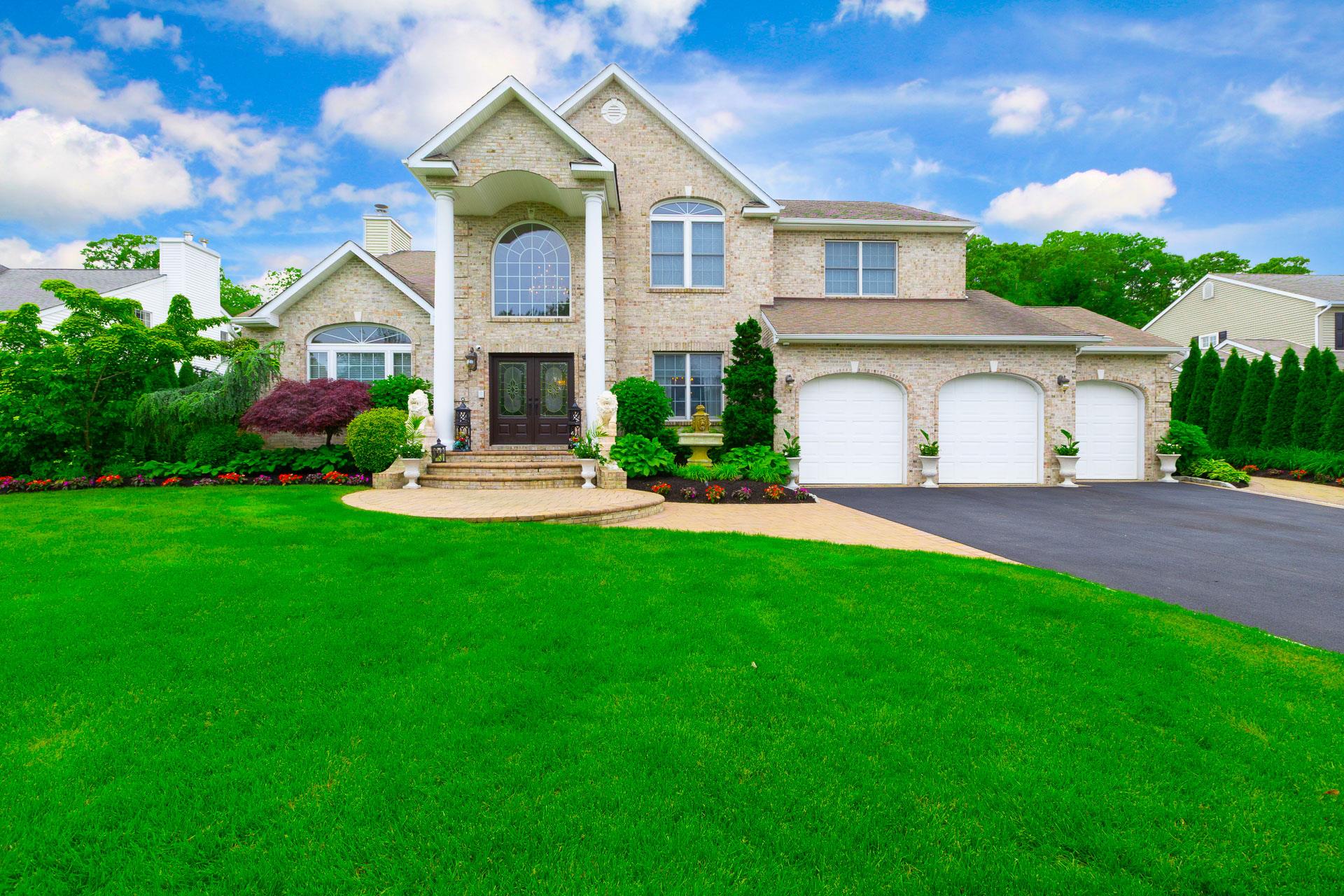 Hayloft Court, Smithtown, Hamptons, NY - 5 Bedrooms  
4 Bathrooms - 