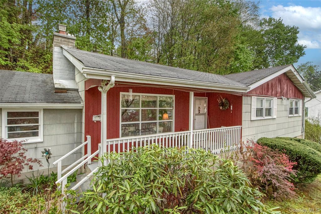 Photo of 100 Lakeview Avenue, Valhalla, NY 10595 (MLS # 994456)