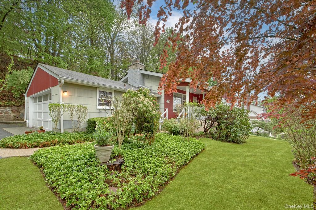 Photo of 100 Lakeview Avenue, Valhalla, NY 10595 (MLS # 994456)