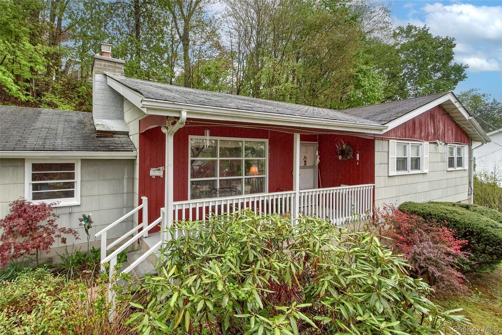 Photo of 100 Lakeview Avenue, Valhalla, NY 10595 (MLS # 994456)