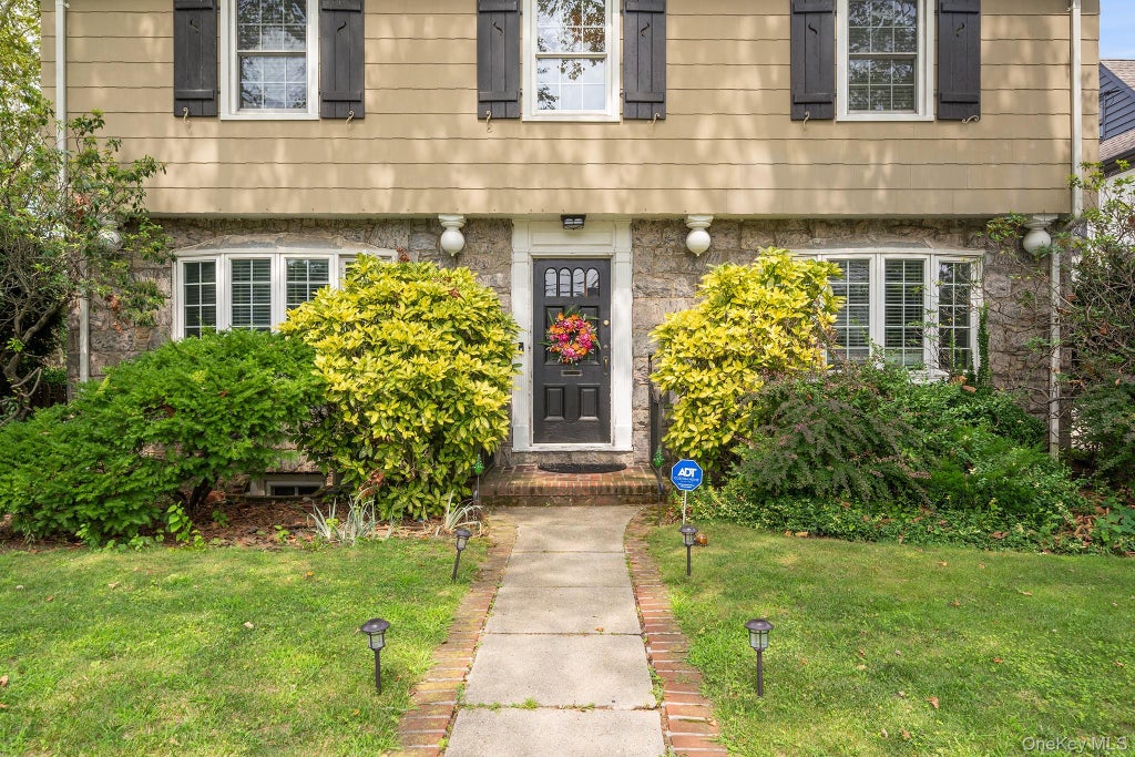Photo of 3 Demott Avenue, Rockville Centre, NY 11570 (MLS # 1040367)