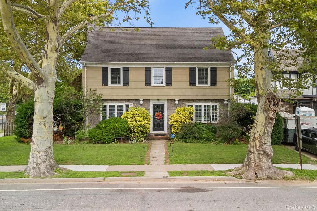 Photo of 3 Demott Avenue, Rockville Centre, NY 11570 (MLS # 1040367)
