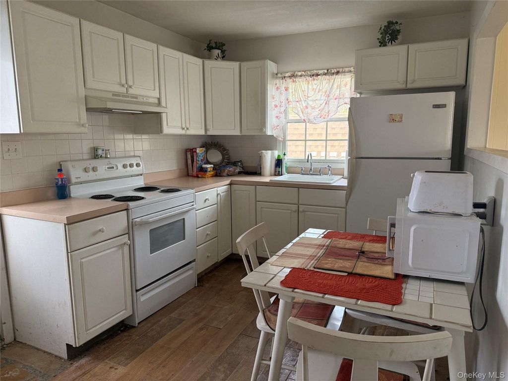 Photo of 21 Independence Avenue, Babylon, NY 11702 (MLS # 986531)