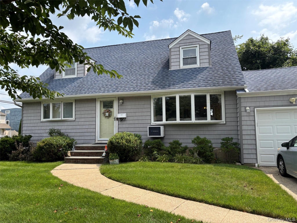 Photo of 8 N Summit Drive, Massapequa, NY 11758 (MLS # 1051448)
