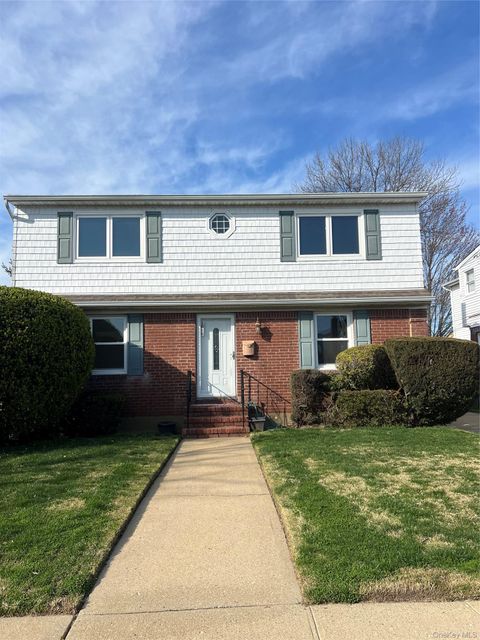 Homes For Rent - 1016 Oaks Drive<br/> Franklin Square, NY 11010