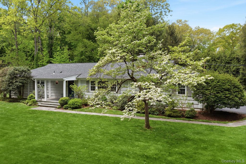 Photo of 4 Loop Road, Bedford, NY 10506 (MLS # 996587)