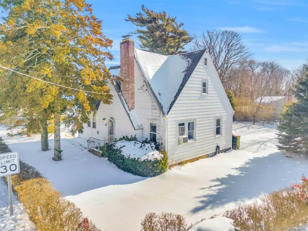 Photo of 42 Greenwood Road #Bay Shore, NY 11706, Bay Shore, NY 11706 (MLS # 988638)