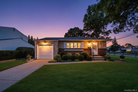 Photo of 7 Montana Street, Hicksville, NY 11801 (MLS # 926900)