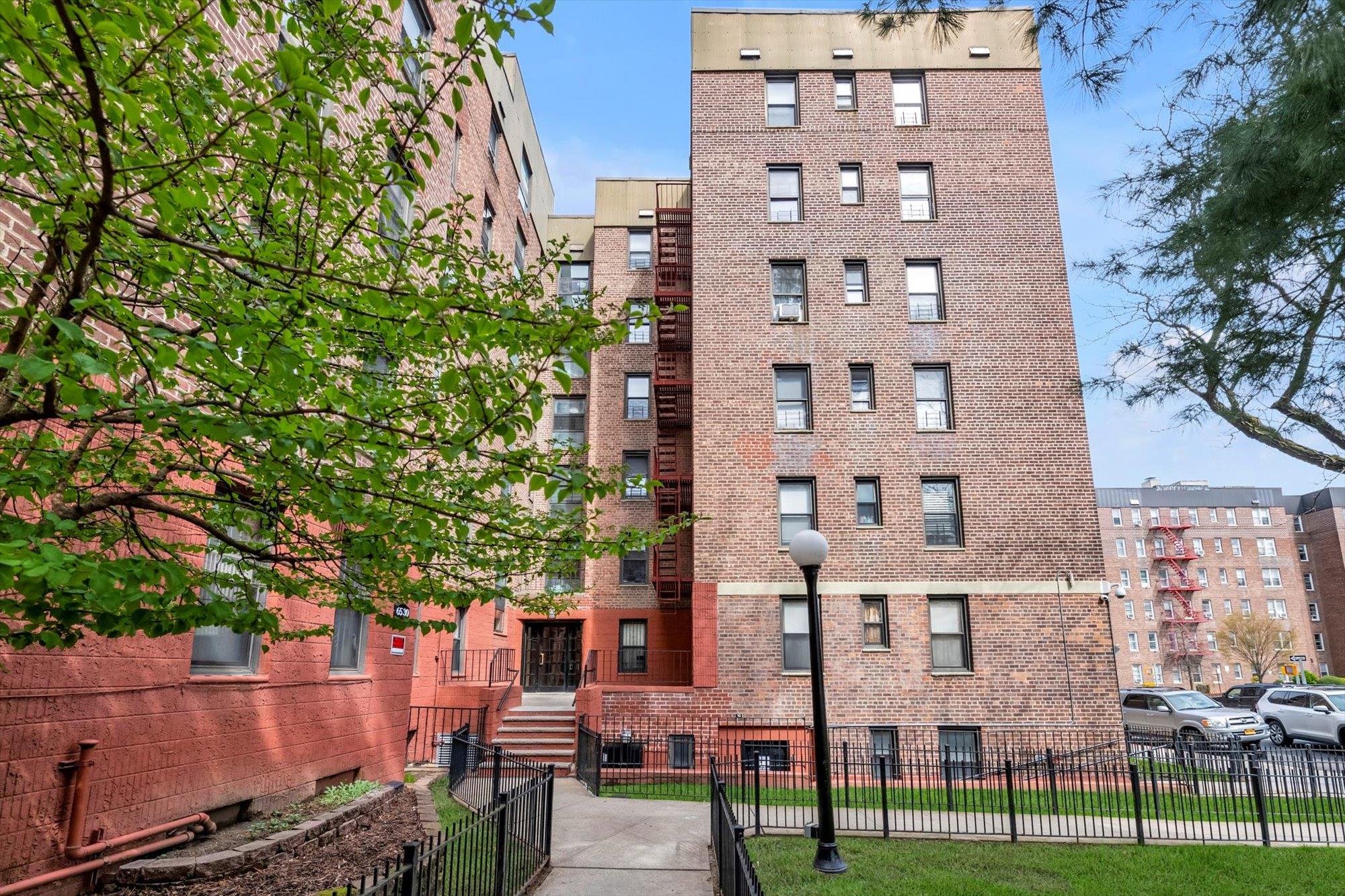 Rental Property at 108th Street 5G, Forest Hills, Queens, NY - Bedrooms: 2 
Bathrooms: 1 
Rooms: 6  - $2,800 MO.