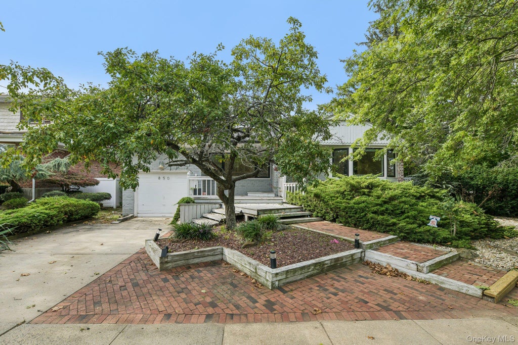 Photo of 850 Oliver Street, Woodmere, NY 11598 (MLS # 1058593)