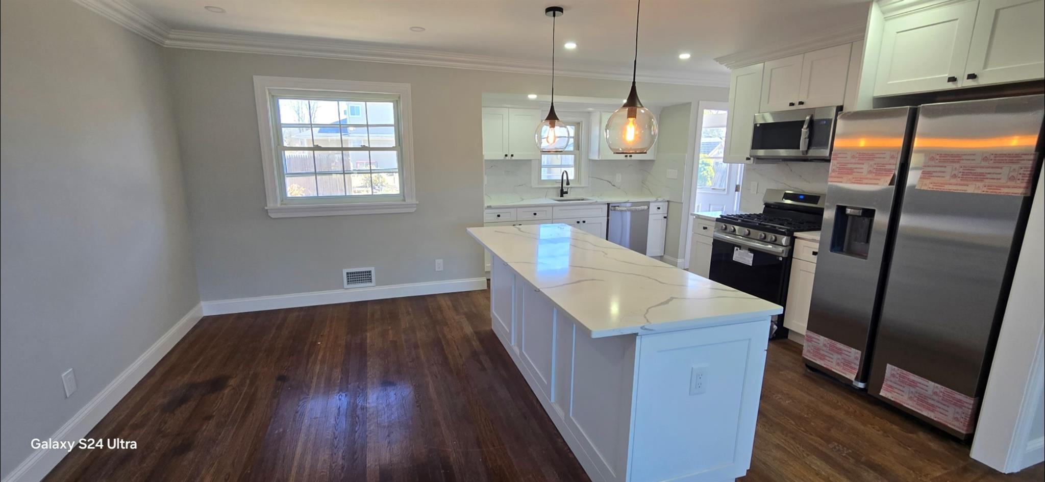 125 Burlington Avenue, Deer Park, New York image 3