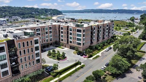 Townhouse For Sale - 100 Garvies Point Road #1116<br/> Glen Cove, NY 11542