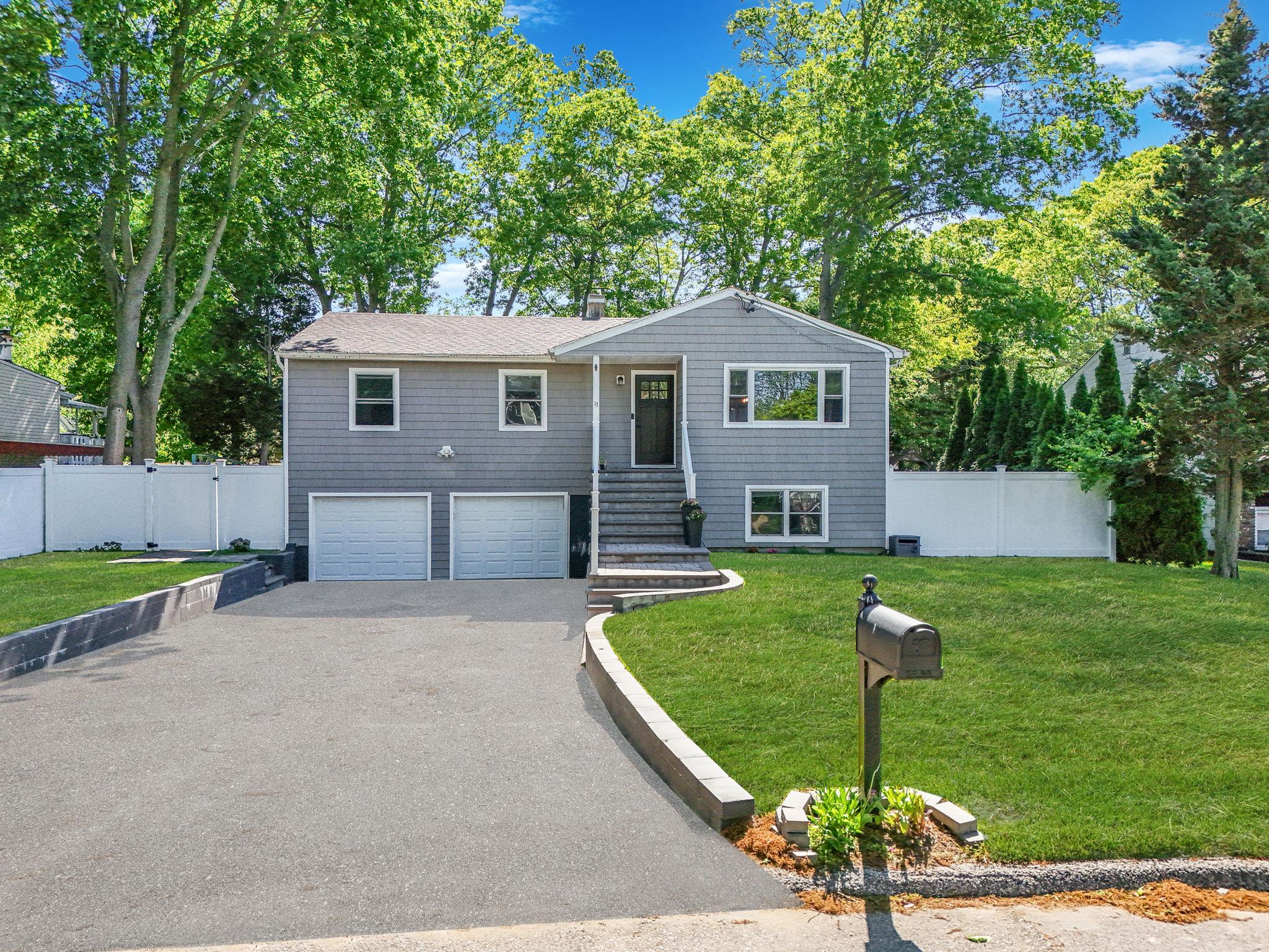 Friendly Road, Smithtown, Hamptons, NY - 4 Bedrooms  
2 Bathrooms - 