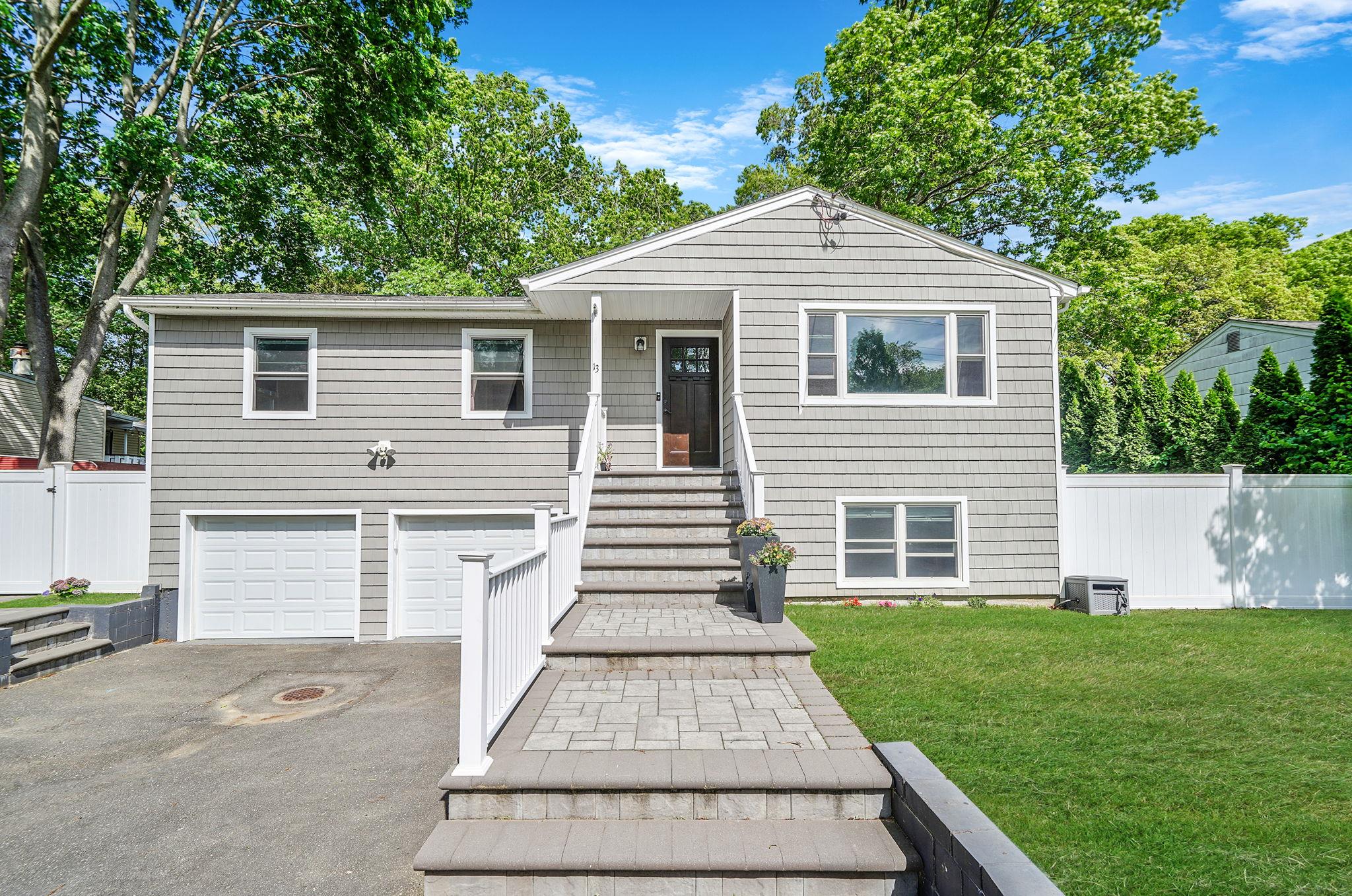 Friendly Road, Smithtown, Hamptons, NY - 4 Bedrooms  
2 Bathrooms - 