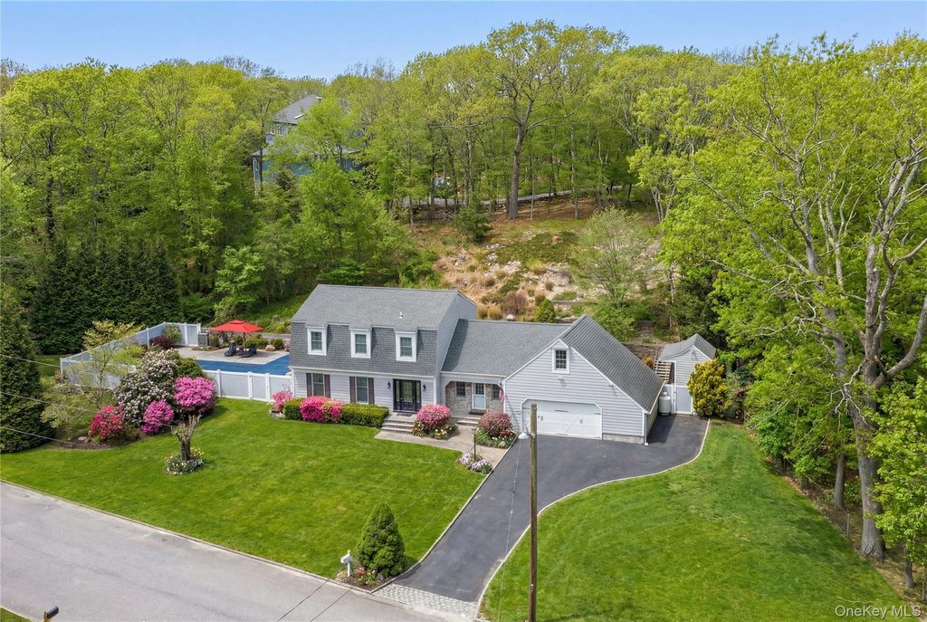 Photo of 59 Linda Lane W, Riverhead, NY 11901 (MLS # 986406)