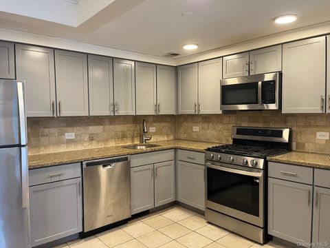 Condo For Sale - 143-41 84th Drive #6E<br/> Briarwood, NY 11435