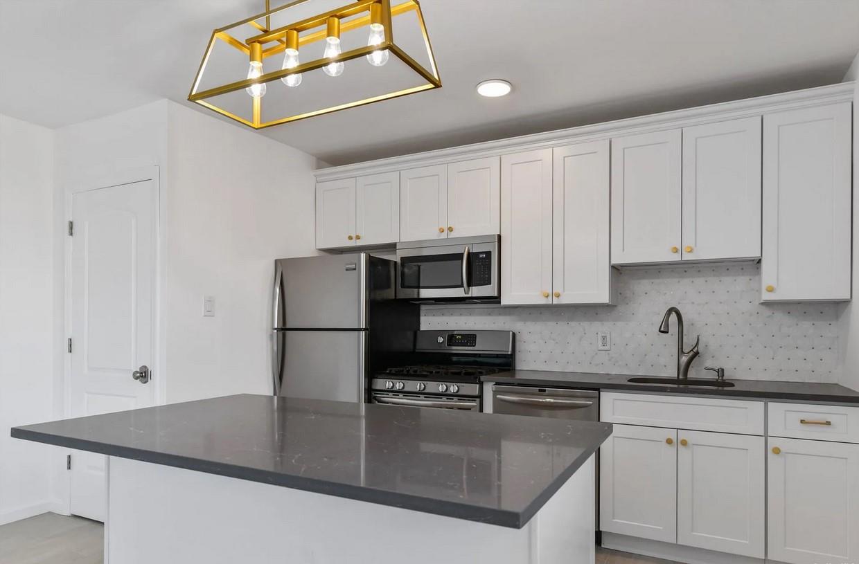 Rental Property at Metropolitan Avenue, Middle Village, Queens, NY - Bedrooms: 1 
Bathrooms: 1 
Rooms: 3  - $2,400 MO.