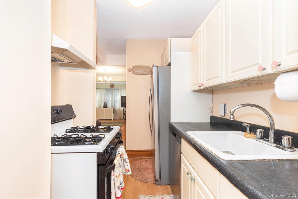 Photo of 2036 Hobart Avenue, Bronx, NY 10461 (MLS # 1030200)