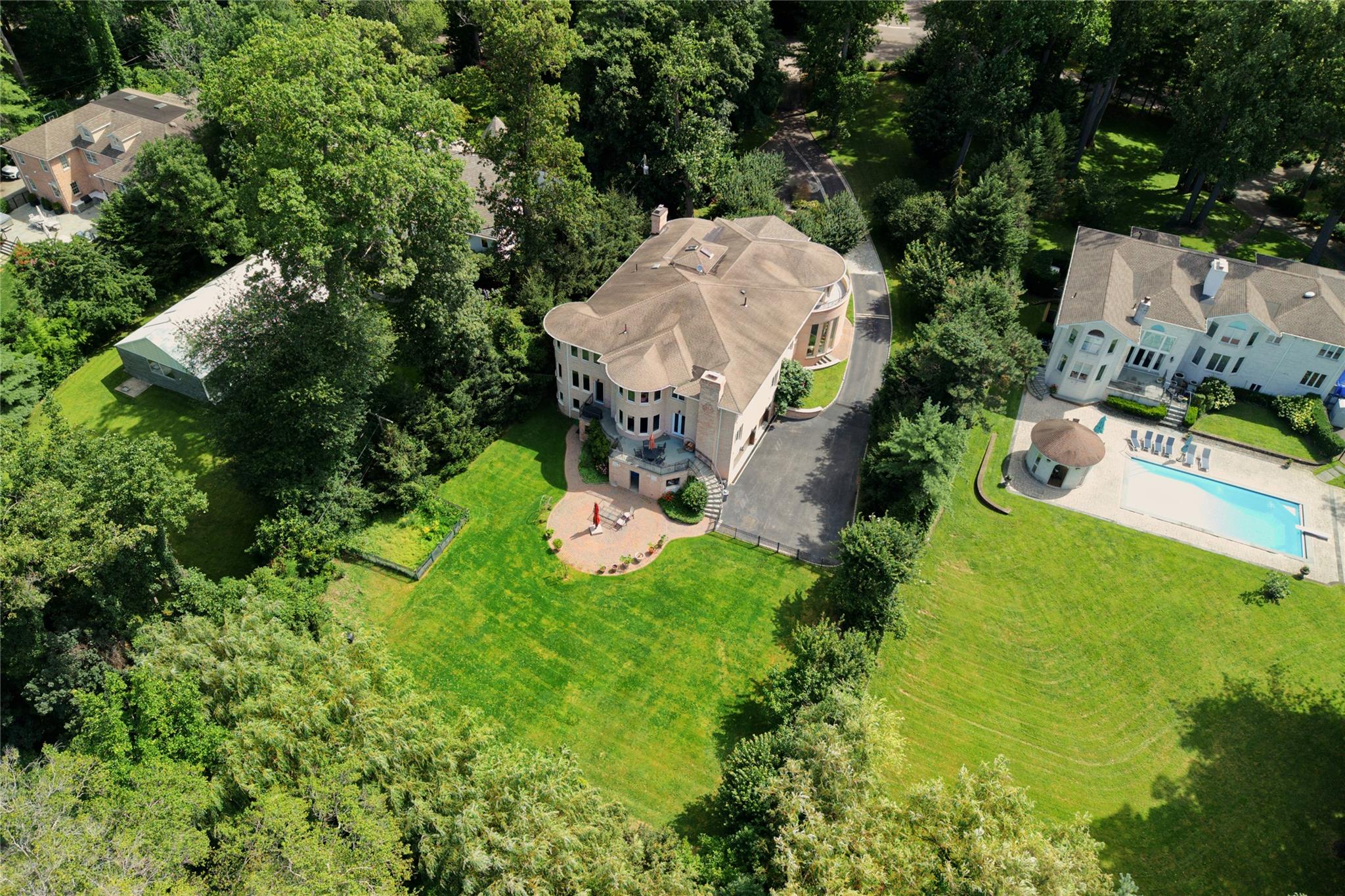 527 Manhasset Woods Road