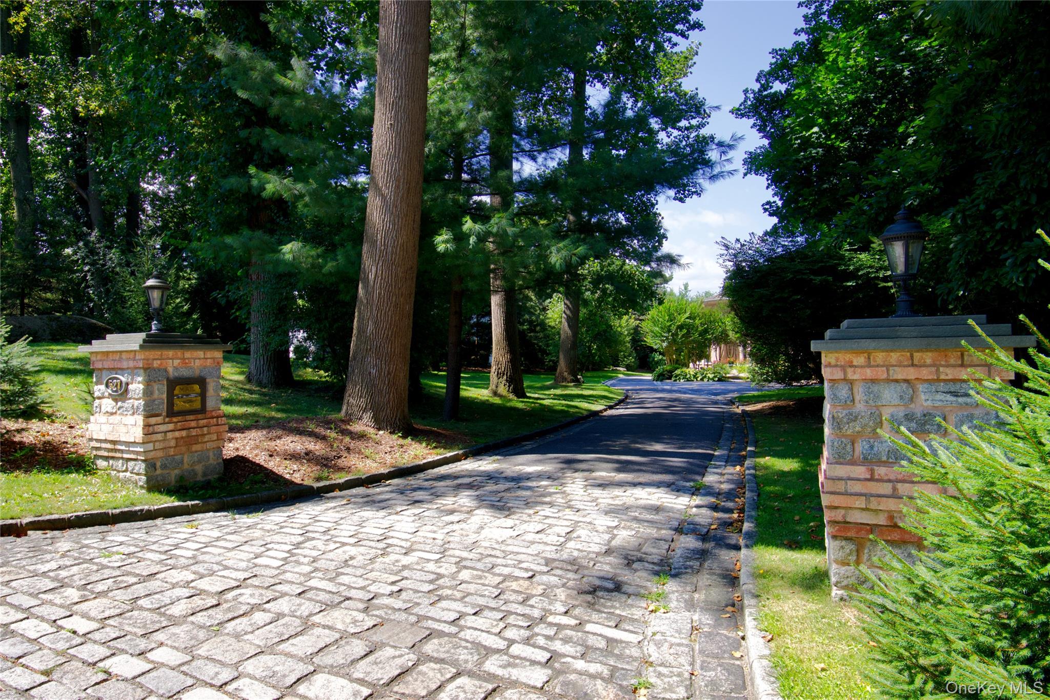 527 Manhasset Woods Road