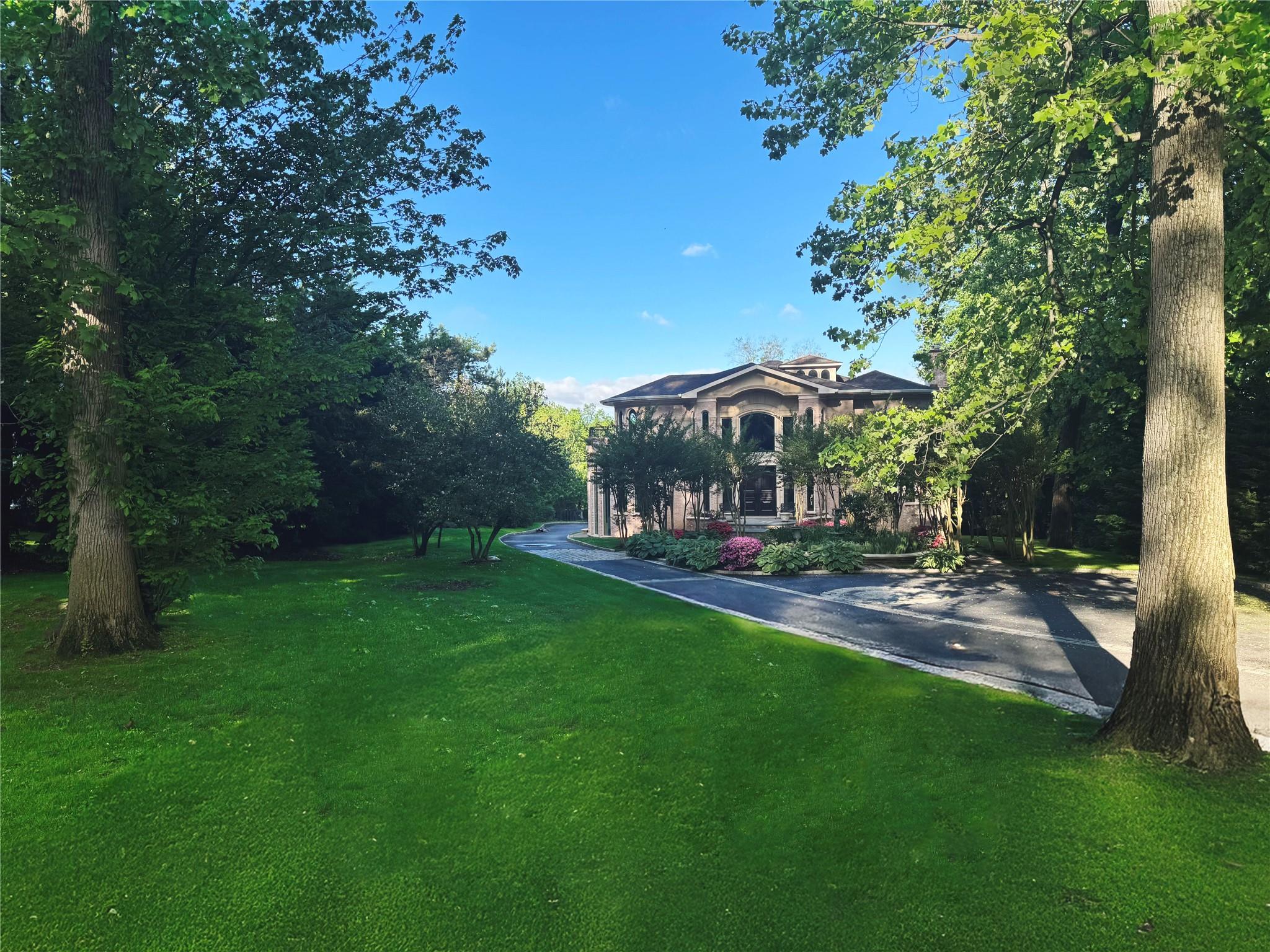 527 Manhasset Woods Road