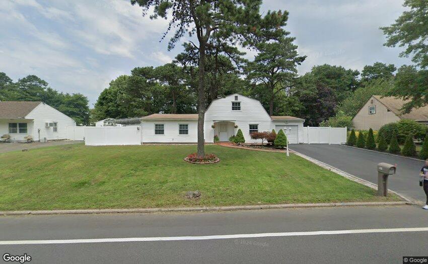 291 Southaven Avenue, Medford, New York image 1