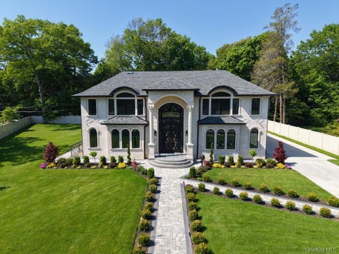 Homes For Sale - 33 Parkway Drive<br/> Nassau County, Roslyn Heights, NY 11577