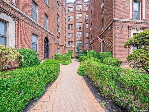 Photo of 115-25 84 Avenue #4B, Kew Gardens, NY 11418 (MLS # 927262)