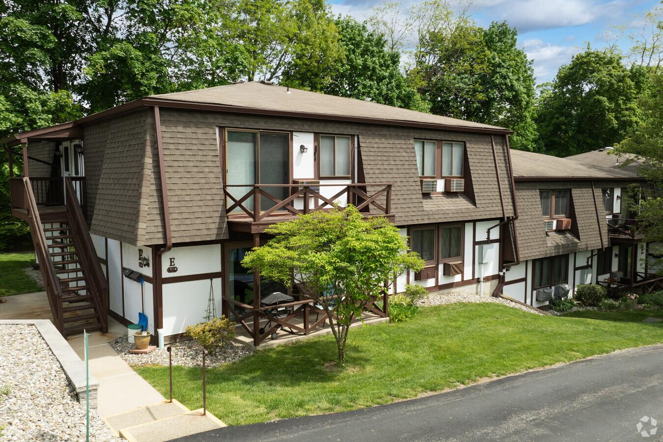 Rental Property at Main Street E8, Cornwall, New York - Bedrooms: 2 
Bathrooms: 2 
Rooms: 5  - $2,400 MO.