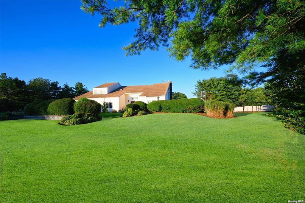4 Jester Court, Dix Hills, New York image 2