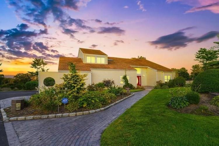 4 Jester Court, Dix Hills, New York image 1