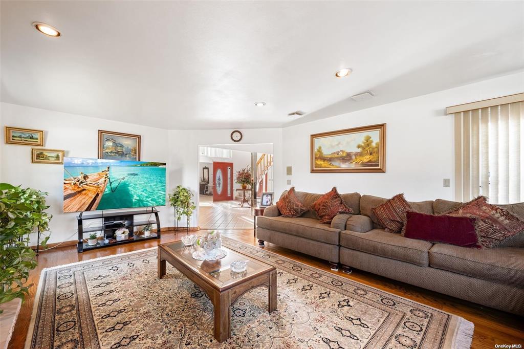 4 Jester Court, Dix Hills, New York image 10