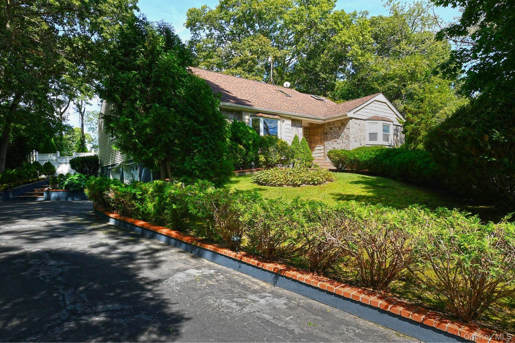 Photo of 4 Village Hill Drive, Dix Hills, NY 11746 (MLS # 1049094)