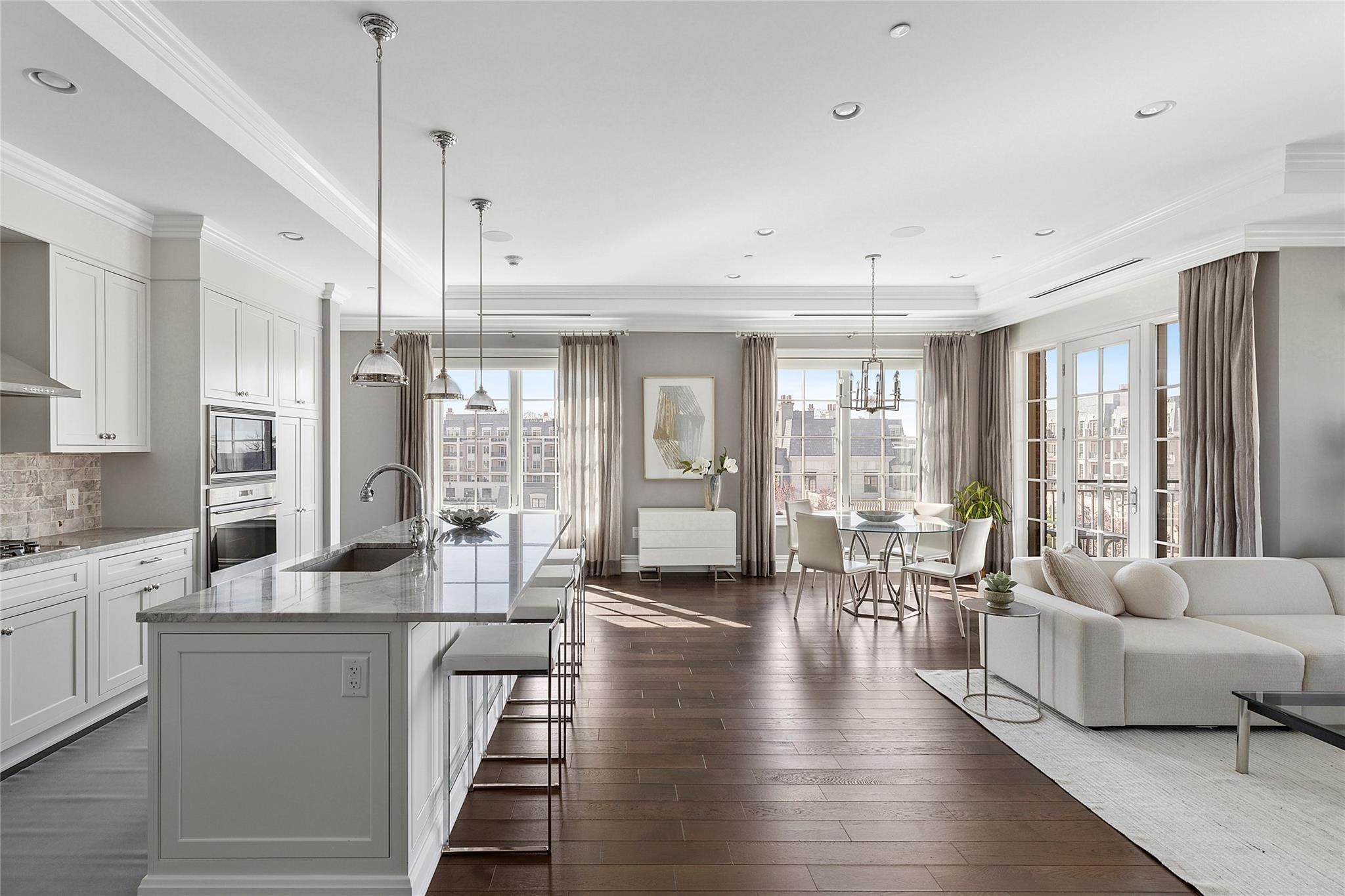 1000 Royal Court 1207